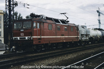 180 008 am 20.9.1995 mit Güterzug durch Dresden-Hbf.