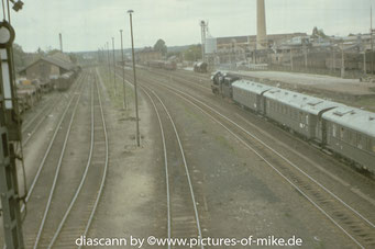 23 1113 zieht den Zug durch Radeberg in Richtung Dresden