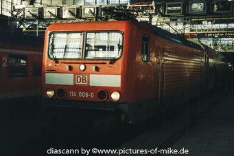 114 006 am 14.11.2004 in Hamburg-Hauptbahnhof mit RE 33013 nach Rostock