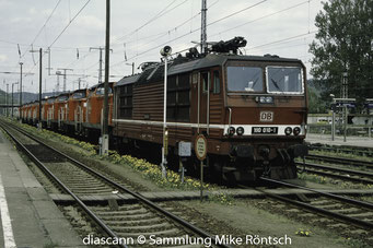 180 010 am 12.6.2002 in Bad Schandau bei der Überführung von 10 Loks der BR 346 via CZ nach ??