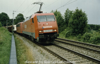 152 083 am 04.7.2002 in Rimsting (Chiemsee) + Br 151 und Güterzug