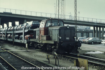 MT 162 am 4.3.1994 holt in Hafen von Rodby Faerge Wagen mit neuen VWs von der Fähre.