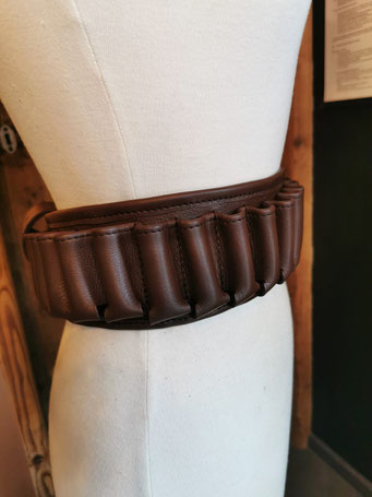 cartouchière cuir utilisée en chasse accessoire terrain robuste