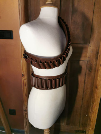 détail cartouchière cuir fait main pour cartouches de chasse