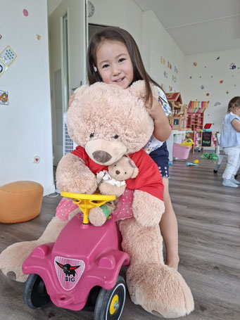 Playgroup child playing with Custom Kids mascot Zilla in Lenzburg.
