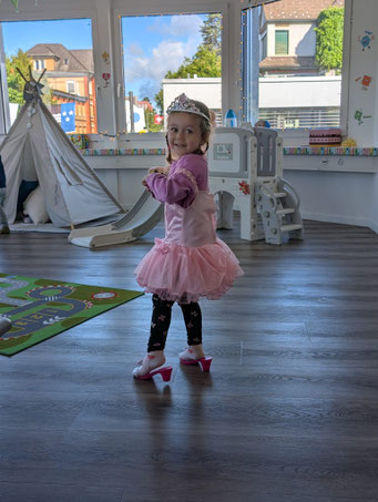 Dress up fun and exploring imagination at Custom Kids Lenzburg.