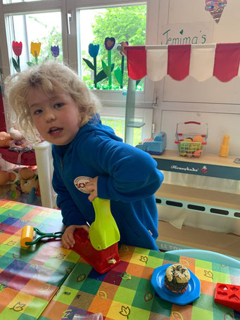 Playdoh fun in Custom Kids English playgroup in Ehrendingen.