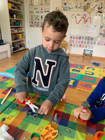 Practicing fine motor skills in English playgroup