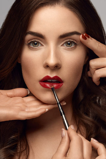 Make-up Anwendung am Gesicht, Anwendungsfoto für Kosmetik und Tutorial