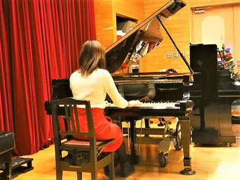 クリスマス会の様子（女子大学生演奏中）　大田区東雪谷｜羽金ピアノ教室