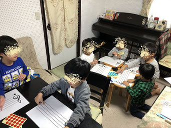 グループレッスン、みんなでお勉強の様子　大田区東雪谷｜羽金ピアノ教室