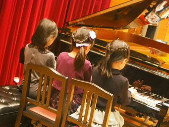 クリスマス会の様子（3人連弾）　大田区東雪谷｜羽金ピアノ教室