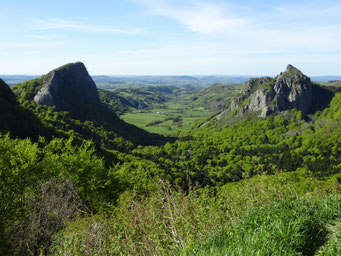 Sill épais de Tuilière et necks de Sanadoire (France)