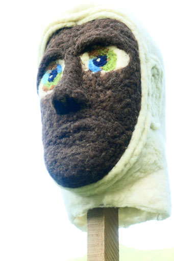 Gardien.nes, sculpture en feutre de laine, 2025