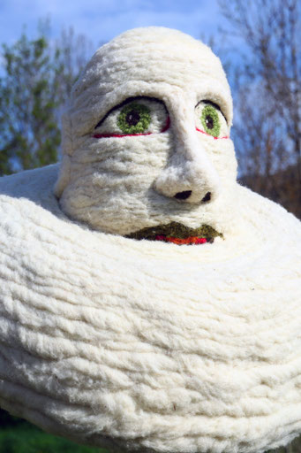 Gardien.nes, sculpture en feutre de laine, 2025
