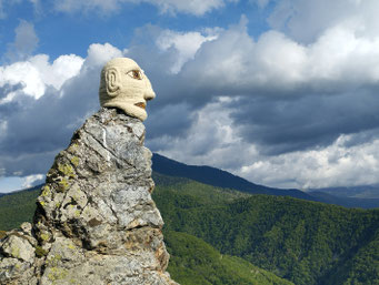 Gardien.nes, sculpture en feutre de laine, 2025