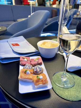 Fischbrötchen, Lachs und Champagnerglas auf einem Tisch auf der HANSEATIC inspiration