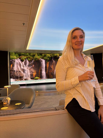 Anne Fischer von Emocean Cruises mit Champagnerglas in der Hand auf der HANSEATIC inspiration in Seward