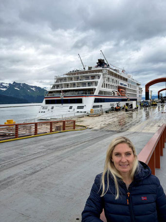 Anne Fischer von Emocean Cruises vor der HANSEATIC inspiration in Seward