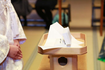 山梨県武田神社結婚式神殿にて指輪の交換