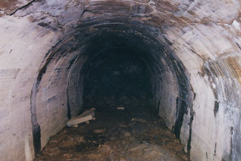 コンクリートを巻いた地下壕。機械の台座が見えます。