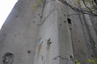 「嘆きの壁」に残る機銃弾痕