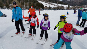 Die Schizwerge waren heuer allesamt Anfänger und konnten nach 5 Doppelstunden bereits Liftfahren und bewältigten beim Rennen die gesamte Lauflänge zweimal.  Gratulation an die Kinder und Lehrwarte.