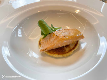 Zwischengericht: Lauwarm gebeizter Lachs