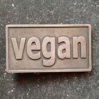Gürtelschnalle / Buckle mit Schriftzug "vegan". Handarbeit aus Messing mit vernickelter Oberfläche. - schnallenkunst