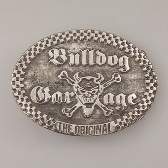 Individuell angefertigte Gürtelschnalle / Buckle für "Bulldog Car Garage". Massives Messing, gegossen, Oberfläche antik vernickelt. - schnallenkunst