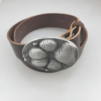 Individuell angefertigte Gürtelschnalle nach Hunde Pfotenabdruck. Aluminium mit patinierter Oberfläche, gefertigt im Sandgussverfahren (Handarbeit). schnallenkunst
