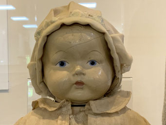 新城市立東陽小学校の「青い目の人形」ノルマン。三重にはないアメリカンキャラクタードール社の人形です。