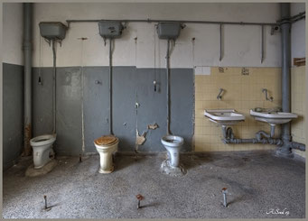 hygiene ist das Gebot der Stunde/ Dreierklo mit Abstand eignehalten, ohne Trennung! Miteinander statt getrennt !