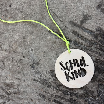 Schulkind Holzanhänger 