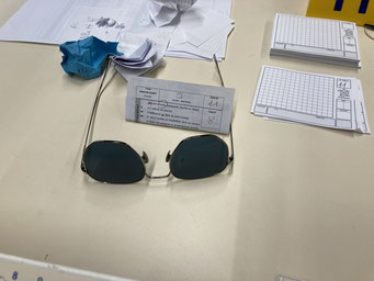 Parfois, il vaut mieux cacher ses yeux derrière des verres foncés...