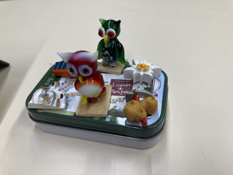 Des amis miniatures sur un plateau