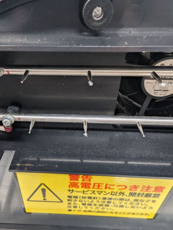 針先のほこりがお分かりになるでしょうか。濡れティッシュで埃を摘まんでください