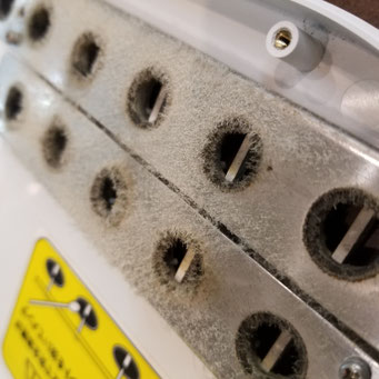 放電プレートに溜まった埃、マイナスイオン発生に影響を与えます。月に一度アルコールで拭くことをお薦めします