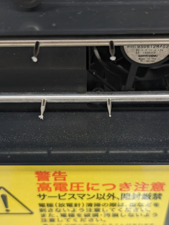 針先のほこりがお分かりになるでしょうか。濡れティッシュで埃を摘まんでください
