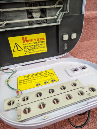加湿器をお使いになると水道水のカルシウムが白い粉として付着しますが、マイナスイオンはあまり影響がないようです。月に一度の内部のお掃除をお勧めします