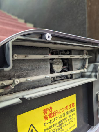 放電針に溜まった加湿器から出た水道水のカルシウムです