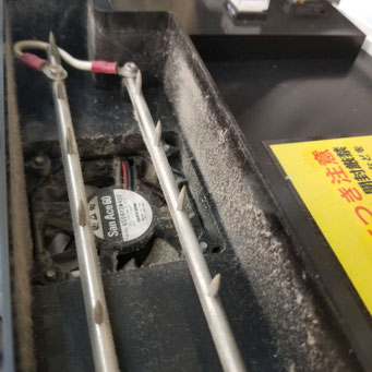 FANと放電針付近に溜まった埃です。通常はこの部分から汚れてきます