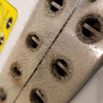 放電プレートに溜まった埃、マイナスイオン発生に影響を与えます。月に一度アルコールで拭くことをお薦めします
