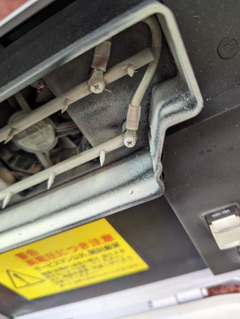 外気取り入れ口のFAN周りは埃が溜まりやすいです