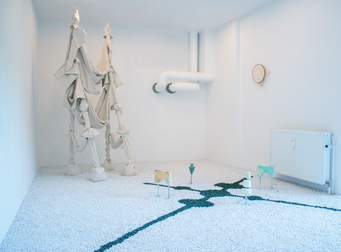 Britta Frechen_My Studio is my castle_ortsbezogene Installation_div. Elemente_Holz, Stoff, Sand, Beton, Aluminium, Marmorsplitt, Pigment, Seidengarn_Fläche 800 x 400 cm_2018