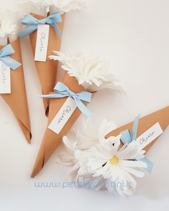 Cornucopia a conetto realizzata in carta Kraft ripiena di fiori (margherite o papaveri mini) con fiocchetto e tag con nome.    Ideale come segnaposto.  Su richiesta si puo inserire all'interno sacchetto con confetti.