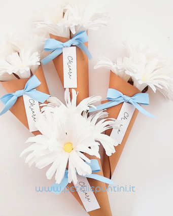 Cornucopia a conetto realizzata in carta Kraft ripiena di fiori (margherite o papaveri mini) con fiocchetto e tag con nome.    Ideale come segnaposto.  Su richiesta si puo inserire all'interno sacchetto con confetti.