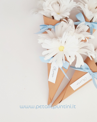 Cornucopia a conetto realizzata in carta Kraft ripiena di fiori (margherite o papaveri mini) con fiocchetto e tag con nome.    Ideale come segnaposto.  Su richiesta si puo inserire all'interno sacchetto con confetti.