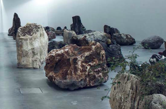 ADRIAN VILLAR ROJAS, Rinascimento, installation for the Fondazione Sandretto Re Rebaudengo, 2015-16 (screenshot of an article that I wrote about him for the magazine «Arte»)