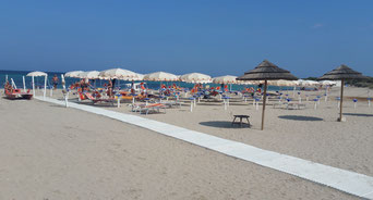 Ein Lido im Sommerbetrieb. In Apulien Urlaub am Meer genießen.